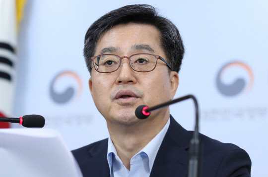김동연 경제부총리가 6일 오전 서울 종로구 정부서울청사에서 권고안 대비 다주택자 중과 등 종합부동산세 개편안 브리핑을 하고 있다. 연합뉴스